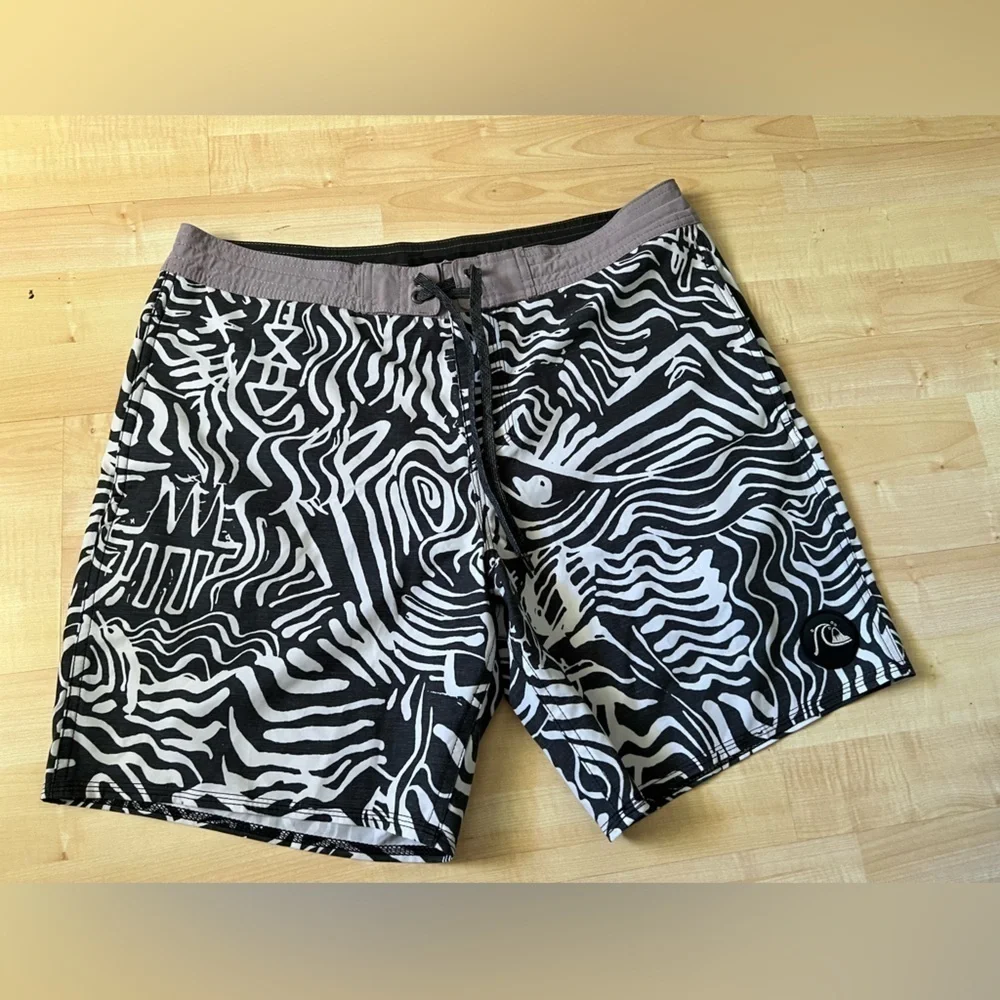 Quiksilver white and black‎ patterned board shorts beach shorts